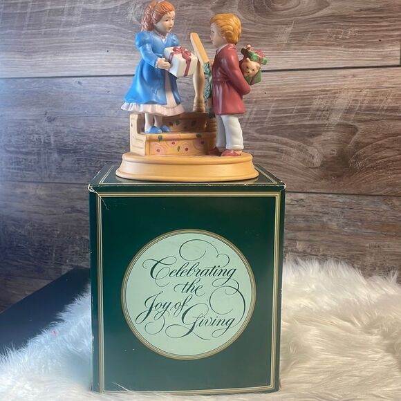 Avon Vintage 1984 Christmas Memories Figurine, Celebrating the Joy of Giving - Picture 2 of 15